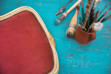 Çalışma masasında fırçalar ve mobilyalar. Yepyeni renkli tebeşir boyasıyla eski moda ahşap mobilyaları yeniliyorum.. 