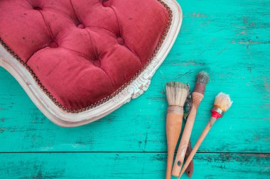 Çalışma masasında fırçalar ve mobilyalar. Yepyeni renkli tebeşir boyasıyla eski moda ahşap mobilyaları yeniliyorum.. 