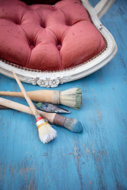 Çalışma masasında fırçalar ve mobilyalar. Yepyeni renkli tebeşir boyasıyla eski moda ahşap mobilyaları yeniliyorum.. 