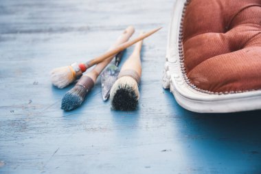 Çalışma masasında fırçalar ve mobilyalar. Yepyeni renkli tebeşir boyasıyla eski moda ahşap mobilyaları yeniliyorum.. 