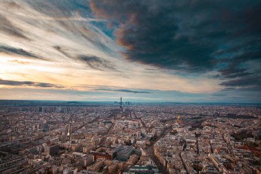 Paris, Fransa 'da Eyfel Kulesi ile Paris' in silueti. Paris 'in panoramik gün batımı manzarası.