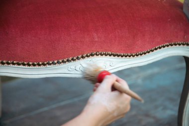 İnsan eli tebeşirle ahşap mobilya boyuyor. Yepyeni renkli tebeşir boyasıyla eski moda ahşap mobilyaları yeniliyorum. Ev dekorasyonu yeniden biçimlendiriliyor