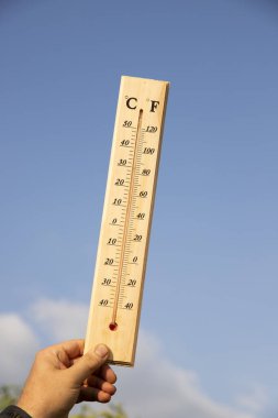 Merkür termometresi. Yaz sıcağı veya küresel ısınma iklim değişikliği kavramı.