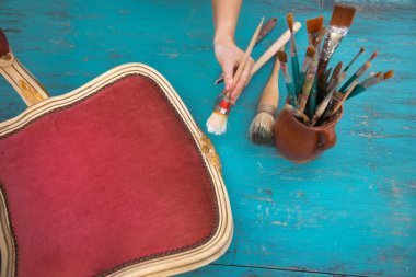 Çalışma masasında fırçalar ve mobilyalar. Yepyeni renkli tebeşir boyasıyla eski moda ahşap mobilyaları yeniliyorum.. 