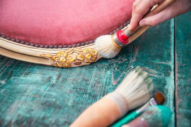 Evde eski bir koltuk boyama, taşınma ve sönme konsepti..