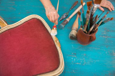 Çalışma masasında fırçalar ve mobilyalar. Yepyeni renkli tebeşir boyasıyla eski moda ahşap mobilyaları yeniliyorum.. 