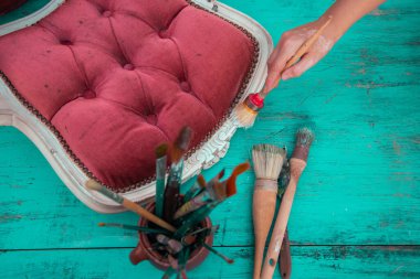 Çalışma masasında fırçalar ve mobilyalar. Yepyeni renkli tebeşir boyasıyla eski moda ahşap mobilyaları yeniliyorum.. 