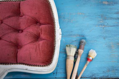 Çalışma masasında fırçalar ve mobilyalar. Yepyeni renkli tebeşir boyasıyla eski moda ahşap mobilyaları yeniliyorum.. 