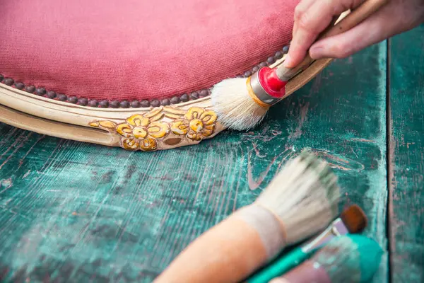 Evde eski bir koltuk boyama, taşınma ve sönme konsepti..