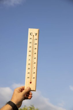 Merkür termometresi. Yaz sıcağı veya küresel ısınma iklim değişikliği kavramı.