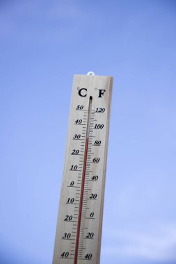 Merkür termometresi. Yaz sıcağı veya küresel ısınma iklim değişikliği kavramı.