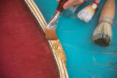 Çalışma masasında fırçalar ve mobilyalar. Yepyeni renkli tebeşir boyasıyla eski moda ahşap mobilyaları yeniliyorum.. 