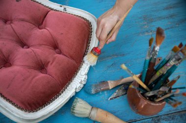 Çalışma masasında fırçalar ve mobilyalar. Yepyeni renkli tebeşir boyasıyla eski moda ahşap mobilyaları yeniliyorum.. 