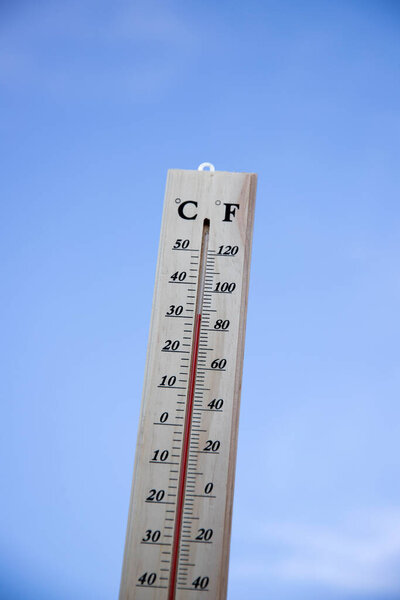 Термометр ртути. Летняя жара или концепция глобального потепления.