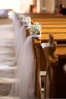 Beyaz çiçekli ve peçeli bir kilisenin içinde düğün süsü..