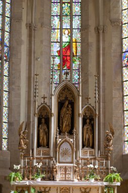 Cluj-Napoca, Romanya - 24 Ağustos 2024: Romano-Katolik Kilisesi Aziz Michael, 1349-1480, Union Square, Cluj-Napoca 'nın merkezinde.