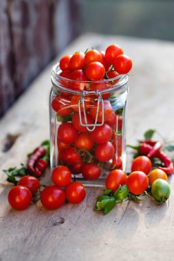 Cam kavanozda kiraz domatesleri. Sonbahar ya da kış için yiyecek. Ev yapımı hazırlıklar.