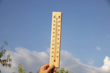 Merkür termometresi. Yaz sıcağı veya küresel ısınma iklim değişikliği kavramı.