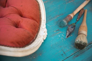 Çalışma masasında fırçalar ve mobilyalar. Yepyeni renkli tebeşir boyasıyla eski moda ahşap mobilyaları yeniliyorum.. 