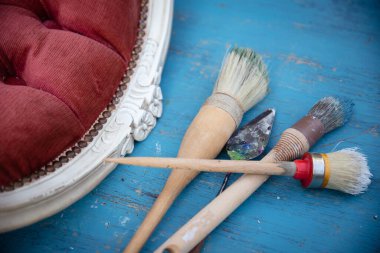 Çalışma masasında fırçalar ve mobilyalar. Yepyeni renkli tebeşir boyasıyla eski moda ahşap mobilyaları yeniliyorum.. 