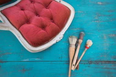 Çalışma masasında fırçalar ve mobilyalar. Yepyeni renkli tebeşir boyasıyla eski moda ahşap mobilyaları yeniliyorum.. 