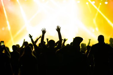 Konserde kalabalık - Parlak renkli sahne ışıkları önünde tezahürat yapan kalabalık