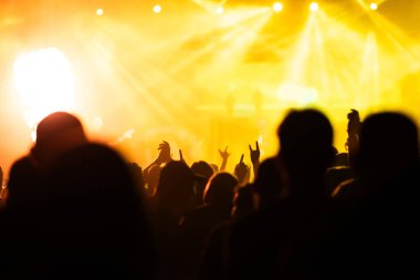 Konserde kalabalık - Parlak renkli sahne ışıkları önünde tezahürat yapan kalabalık