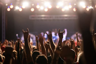 Konserde kalabalık - Parlak renkli sahne ışıkları önünde tezahürat yapan kalabalık