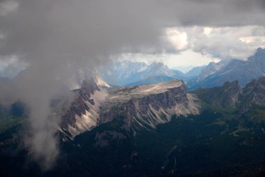 Tofana di Mezzo Dağı 'nın zirvesinden Croda da Lago ve Pelmo Dağı, Dolomitler, İtalya