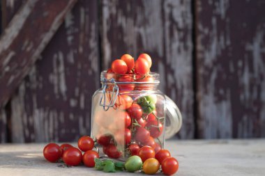 Cam kavanozda kiraz domatesleri. Sonbahar ya da kış için yiyecek. Ev yapımı hazırlıklar.