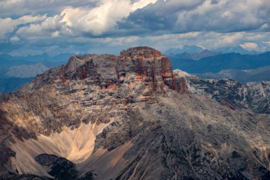 Croda Rossa, Dolmites, İtalya 'daki Tofana di Mezzo manzarası.