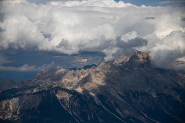 Lagazuoi dağının zirvesinden güzel Dolomite dağ zirveleri, İtalya
