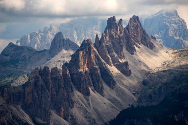 Croda di Lago, Dolomites, South Tyrol, İtalya 'nın inanılmaz kayalık tepeleri..