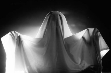 Karanlıktaki korkunç hayalet, ürkütücü cadılar bayramı gecesi