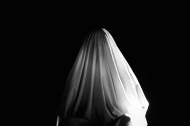 Karanlıktaki korkunç hayalet, ürkütücü cadılar bayramı gecesi