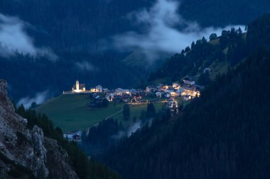 Mavi akşam sisinde Selva di Cadore 'un küçük bir köyü, Dolomitler, İtalya.