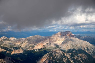 Croda Rossa, Dolmites, İtalya 'daki Tofana di Mezzo manzarası.