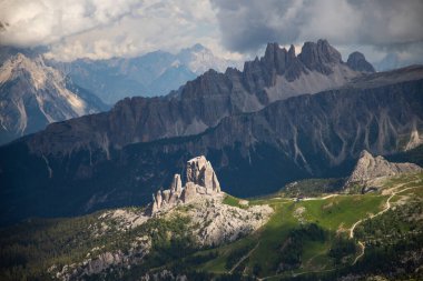 Lagazuoi Dağı 'nın zirvesinden Cinque Torri' ye, Croda da Lago 'ya ve Pelmo Dağı' na, Dolomitler 'e, İtal' a bakın.