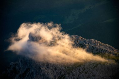 Dolomite dağlarında gün batımı oyunları ve sis Rifugio Lagazuoi 'nin en yüksek tepelerinde görüldü. Muhteşem bir yaz günbatımında..