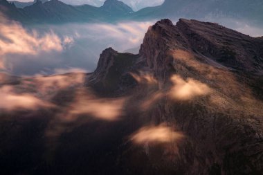 Dolomite dağlarında gün batımı oyunları ve sis Rifugio Lagazuoi 'nin en yüksek tepelerinde görüldü. Muhteşem bir yaz günbatımında..