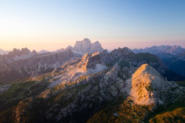 Dolomite dağlarında günbatımı oyunları. Rifugio Lagazuoi 'den görülmüş en yüksek zirveler. Muhteşem bir yaz sabahı.