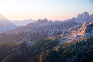 Dolomite dağlarında günbatımı oyunları. Rifugio Lagazuoi 'den görülmüş en yüksek zirveler. Muhteşem bir yaz sabahı.