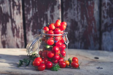 Cam kavanozda kiraz domatesleri. Sonbahar ya da kış için yiyecek. Ev yapımı hazırlıklar.