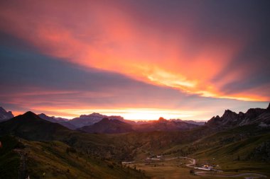 Passo Giau, Dolomitler, İtalya ve Avrupa 'da muhteşem bir gün batımı manzarası