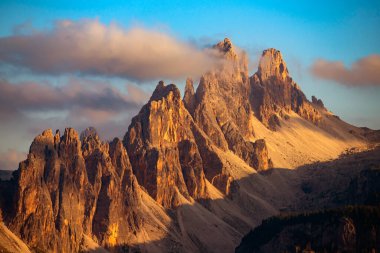 Croda di Lago 'nun inanılmaz kayalık tepesi. Büyülü, renkli gün batımı. Dolomitler, Güney Tyrol, İtalya..