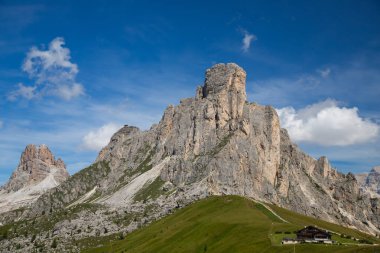 İtalyan Dolomites Dağı 'ndaki Nuvolau grubundan Ra Gusela Tepesi manzarası Giau Geçidi, Güney Tyrol İtalya.