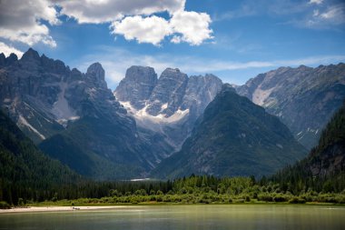 Arka planda Cristallo grubuyla Lago Di Landro Gölü, Dolomite, İtalya