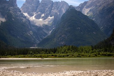 Arka planda Cristallo grubuyla Lago Di Landro Gölü, Dolomite, İtalya