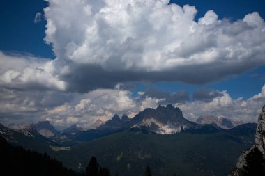 Dolomite Alpleri 'nde fantastik dramatik manzara, Tre Cime. İtalya. 