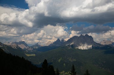 Dolomite Alpleri 'nde fantastik dramatik manzara, Tre Cime. İtalya. 